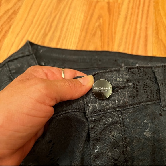 Hallhuber coated Dark Green Snakeskin animal print pants, size IT 38/US 2 or S - Picture 7 of 14